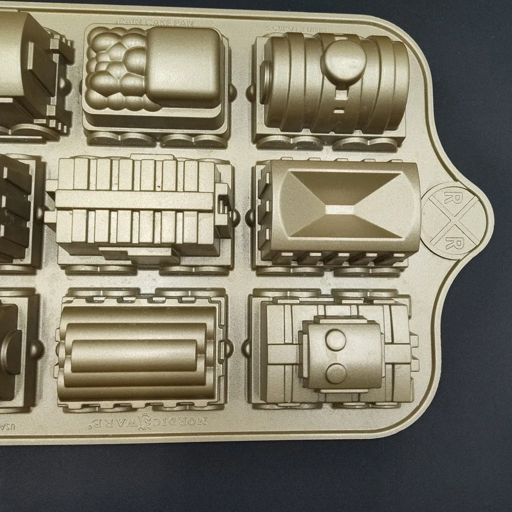 NORDIC WARE Train Cake Pan‎ Choo Choo 9-Car Duty 5 Cups Functions Great 📸👀📏